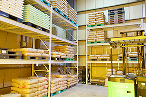 当社では大型のラックシステムにより玄米から精米したお米を各パレットにより徹底管理しています。